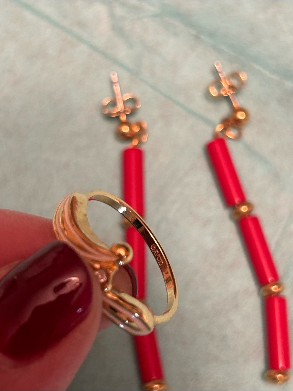 3 Pieces of vintage Avon Jewlrey
Chic Retro style